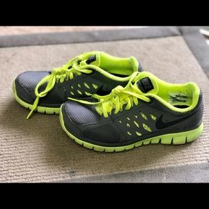 Boys 3.5 Dark Gray & Green Nike Sneakers